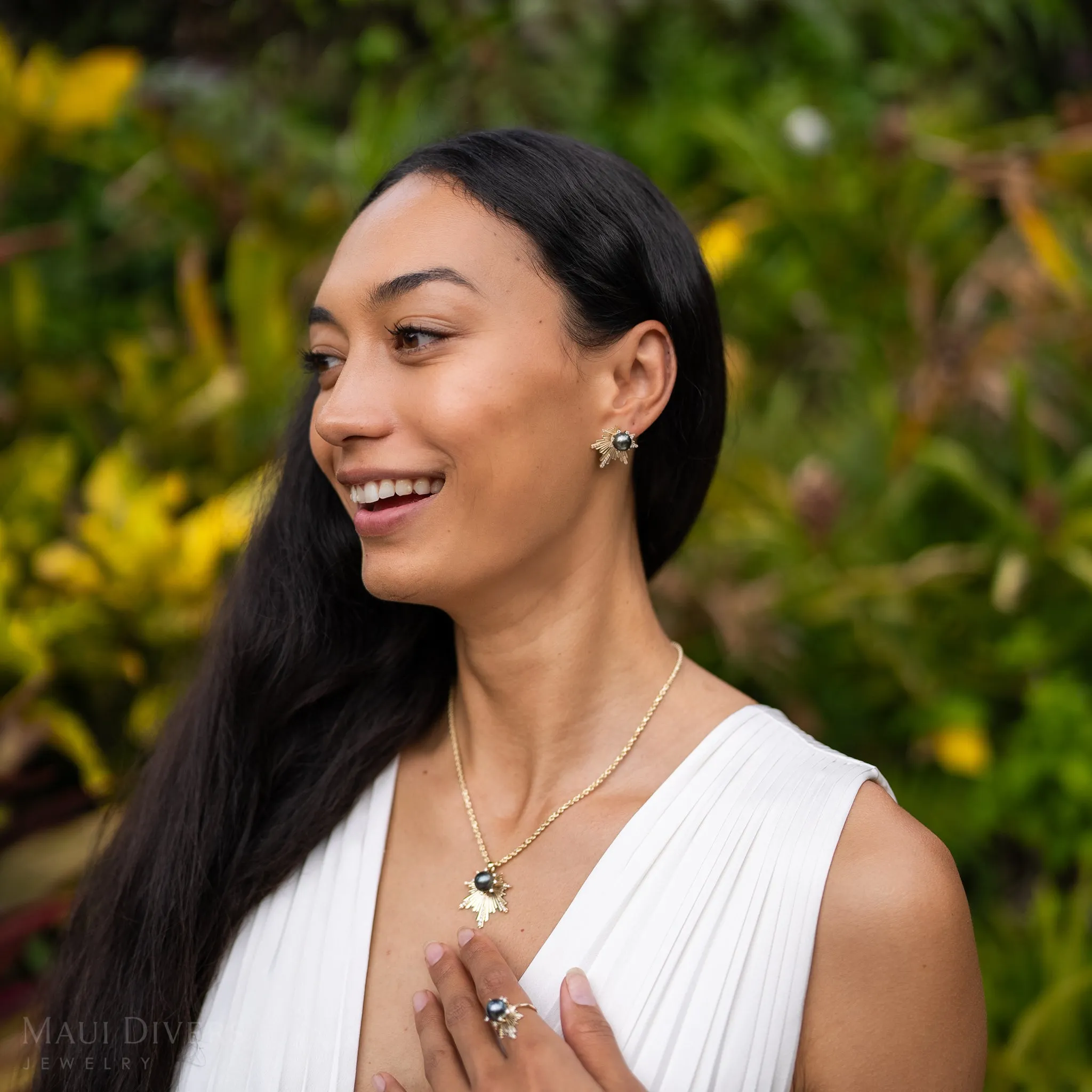 E Ho???la Tahitian Black Pearl Earrings in Gold with Diamonds - 23mm