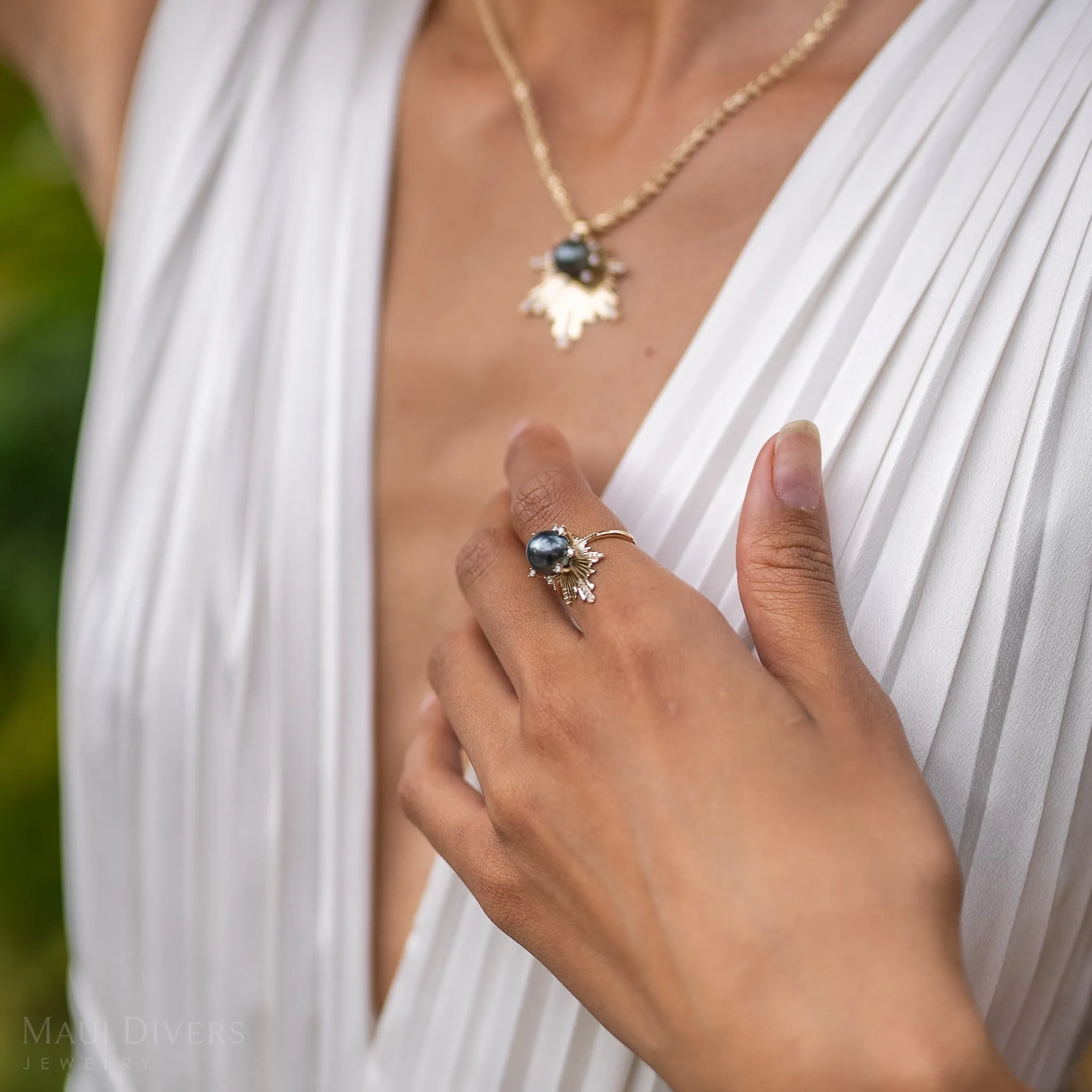 E Ho???la Tahitian Black Pearl Ring in Gold with Diamonds - 21mm