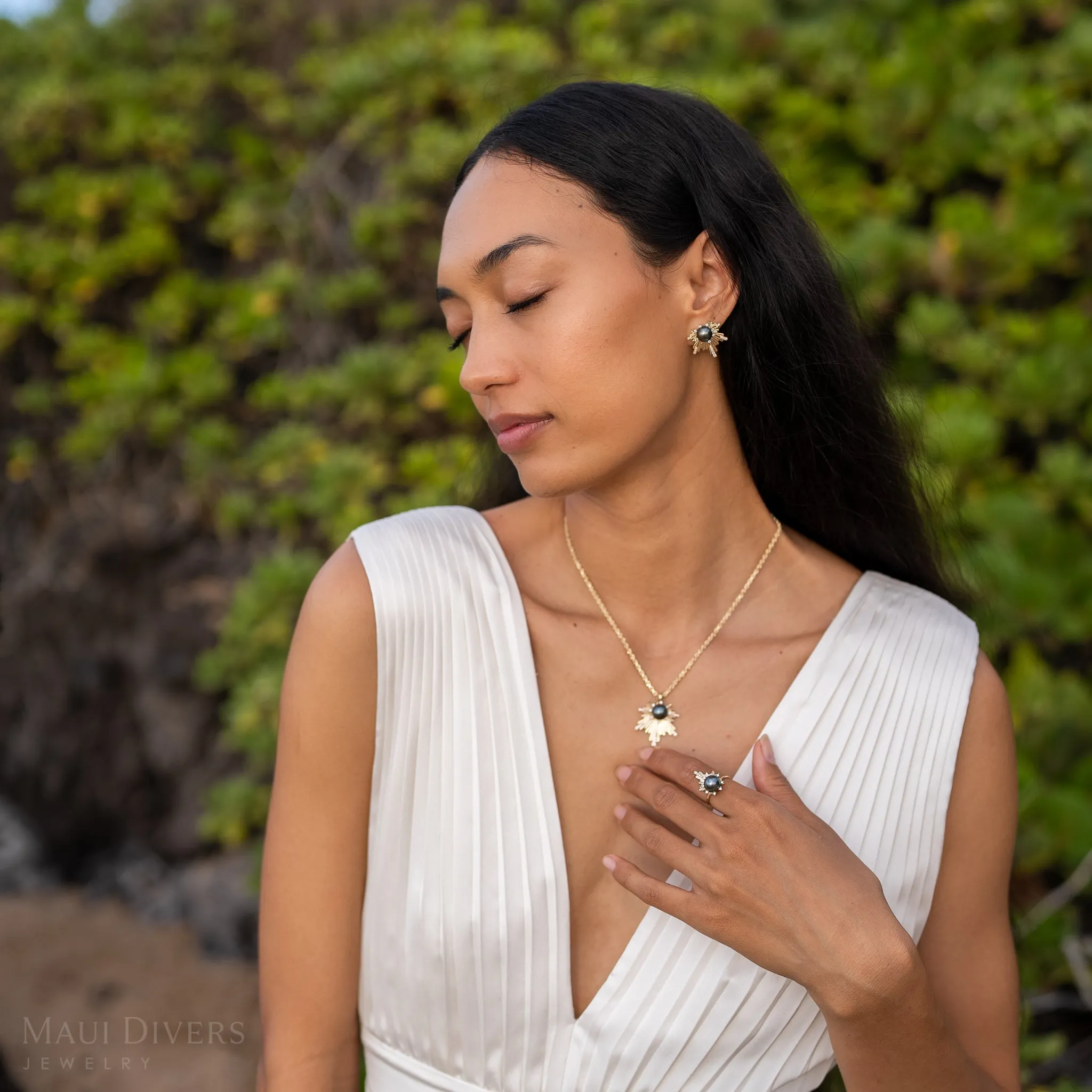 E Ho???la Tahitian Black Pearl Ring in Gold with Diamonds - 21mm