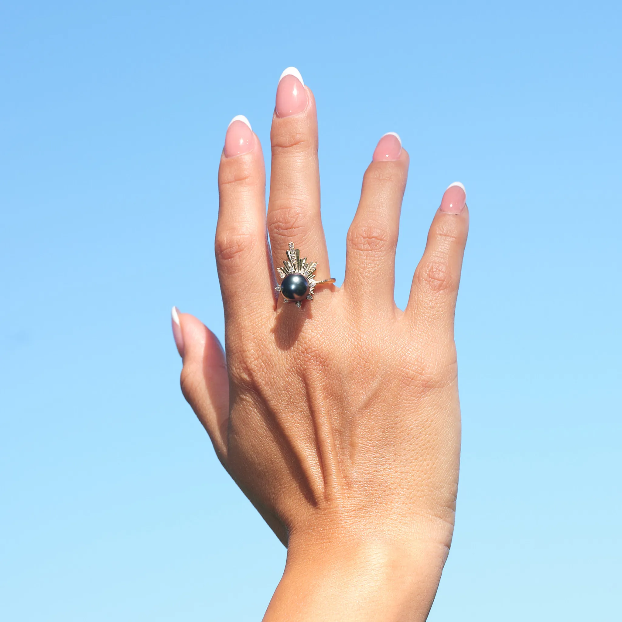 E Ho???la Tahitian Black Pearl Ring in Gold with Diamonds - 21mm