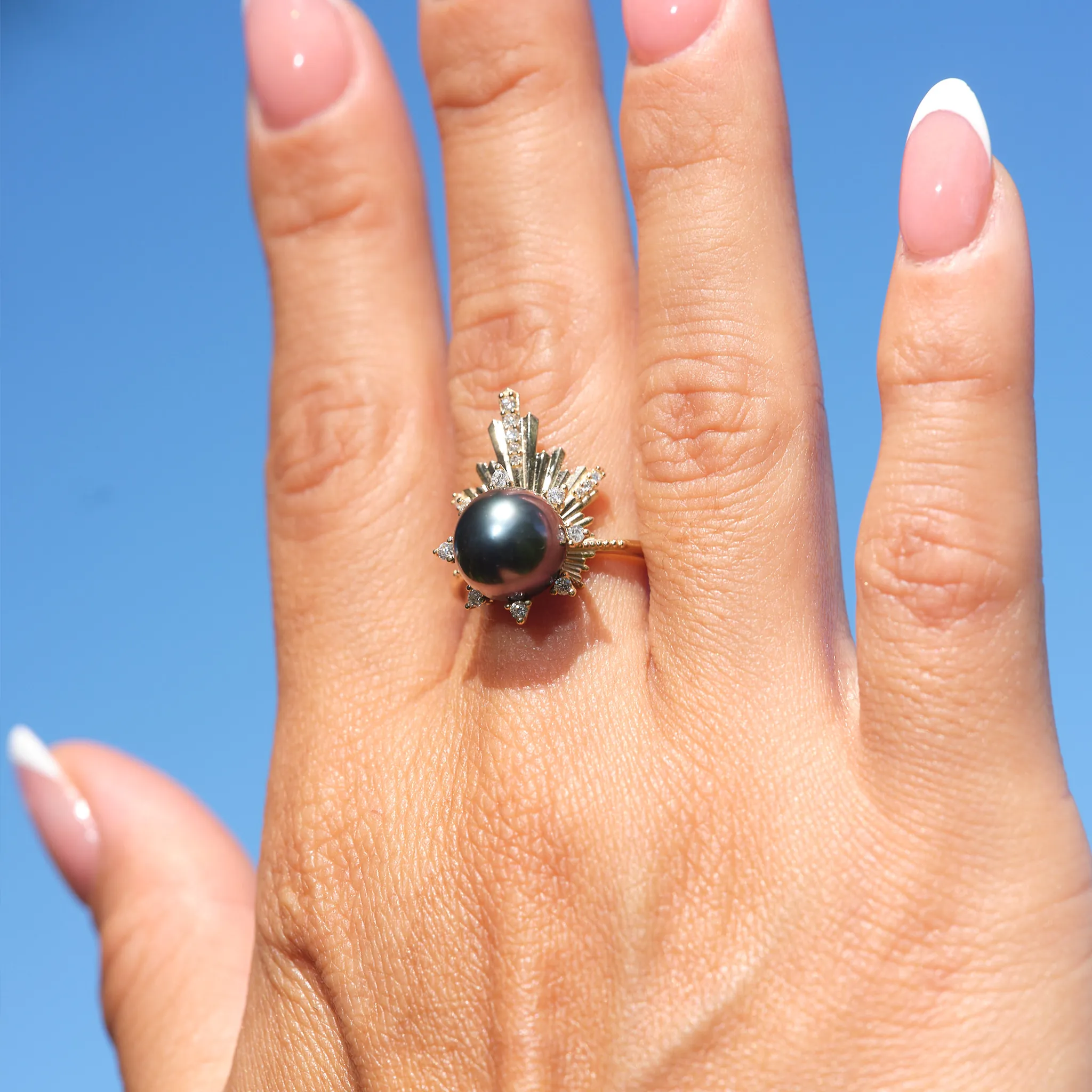 E Ho???la Tahitian Black Pearl Ring in Gold with Diamonds - 21mm