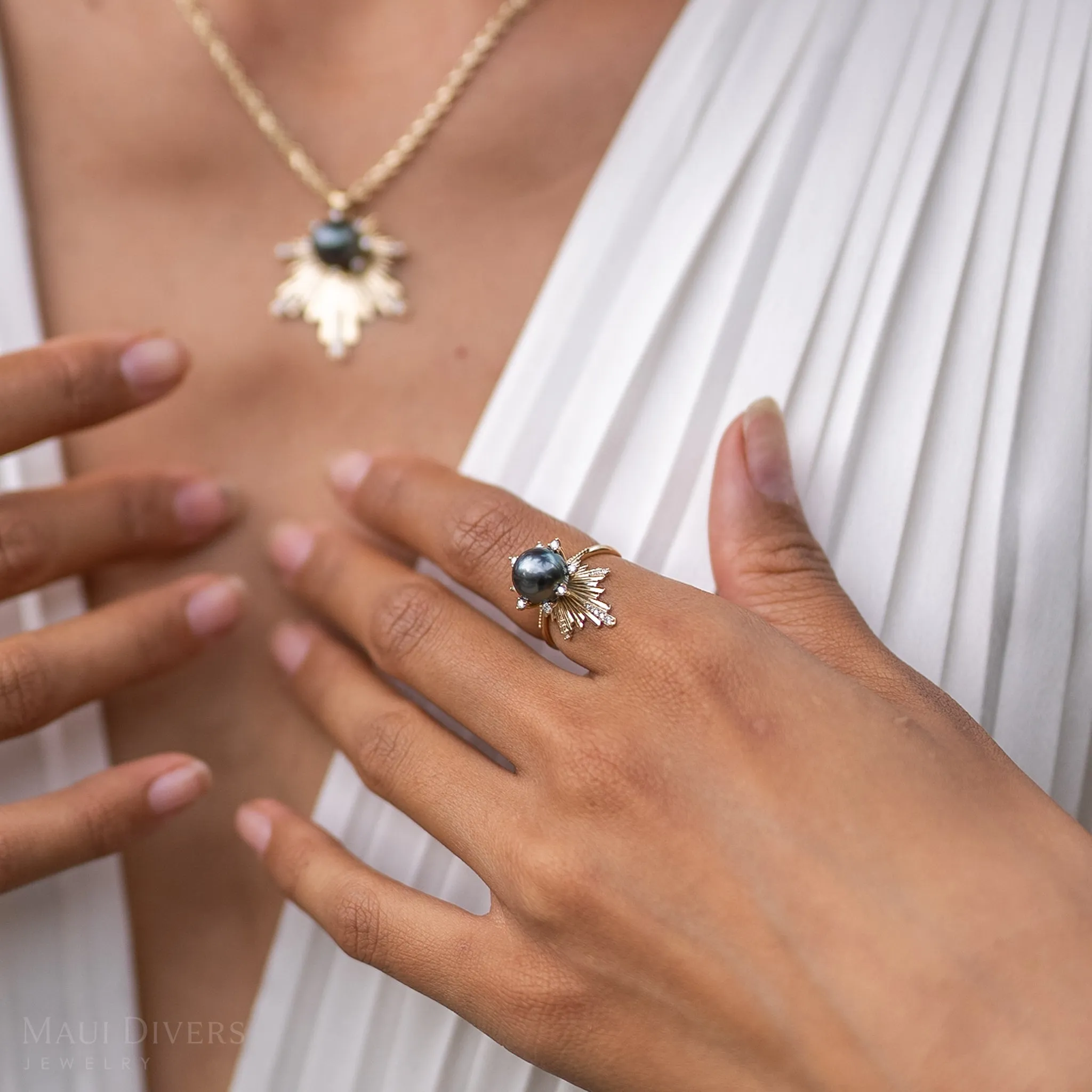 E Ho???la Tahitian Black Pearl Ring in Gold with Diamonds - 21mm