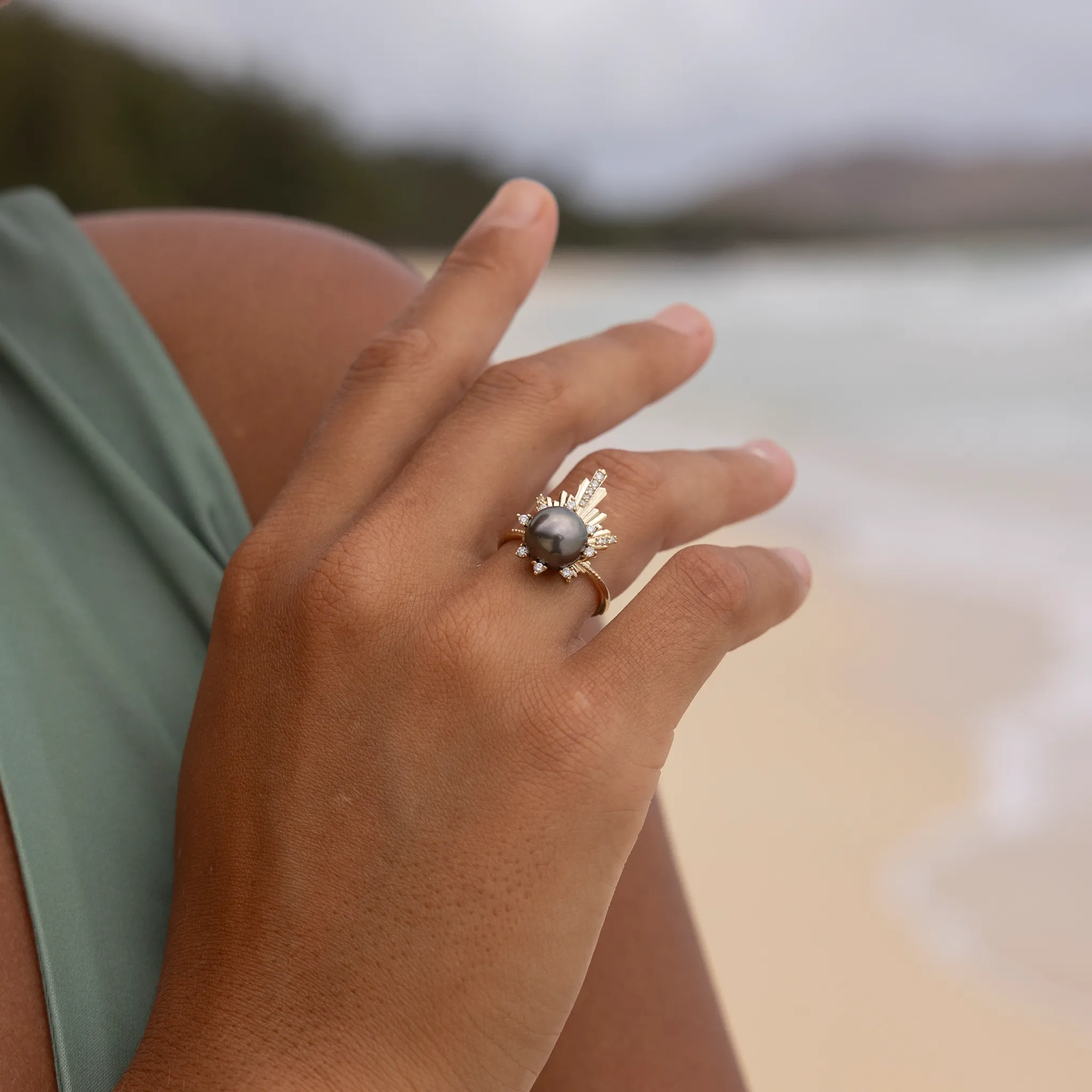 E Ho???la Tahitian Black Pearl Ring in Gold with Diamonds - 21mm