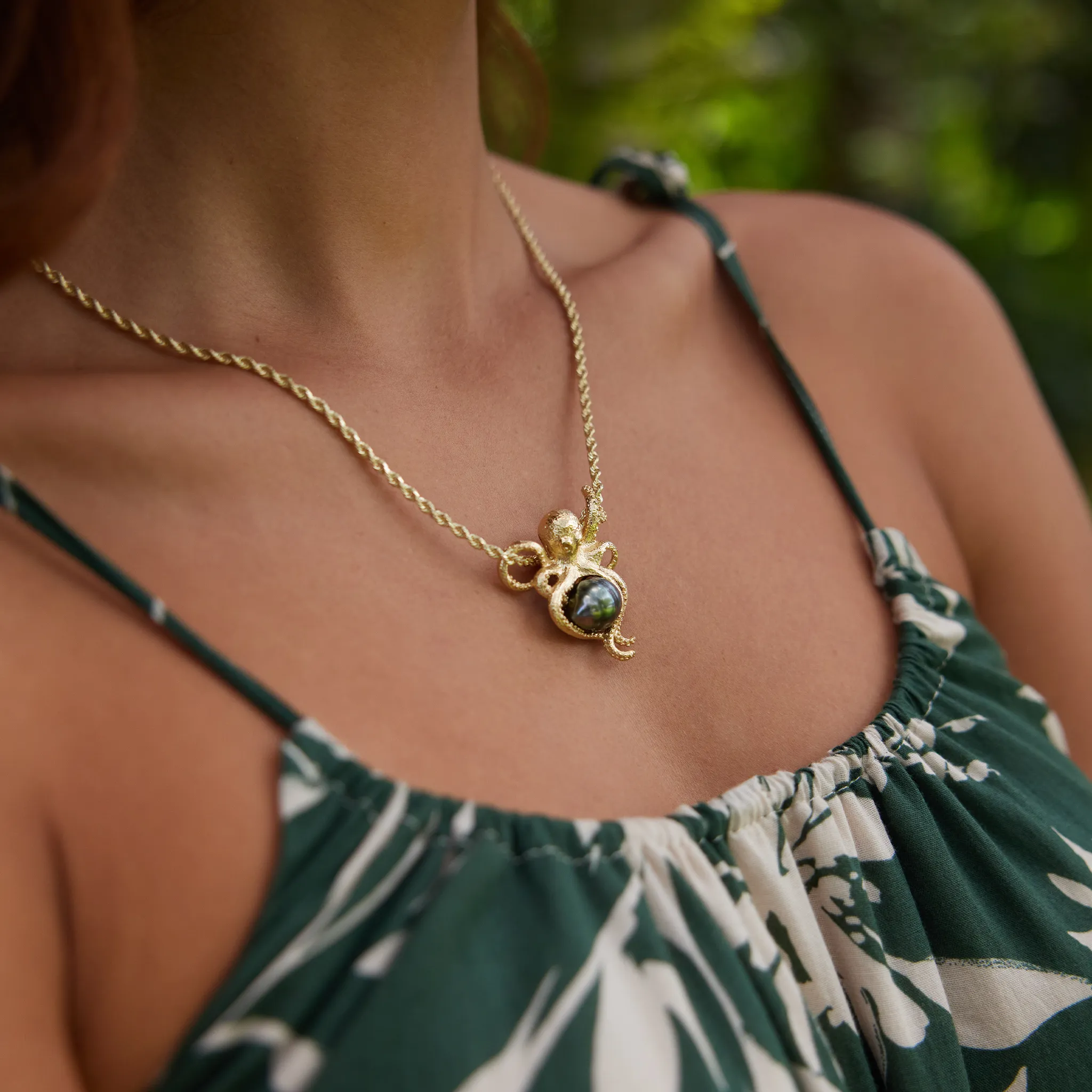 He?e (Octopus) Tahitian Black Pearl Pendant in Gold - 10-11mm