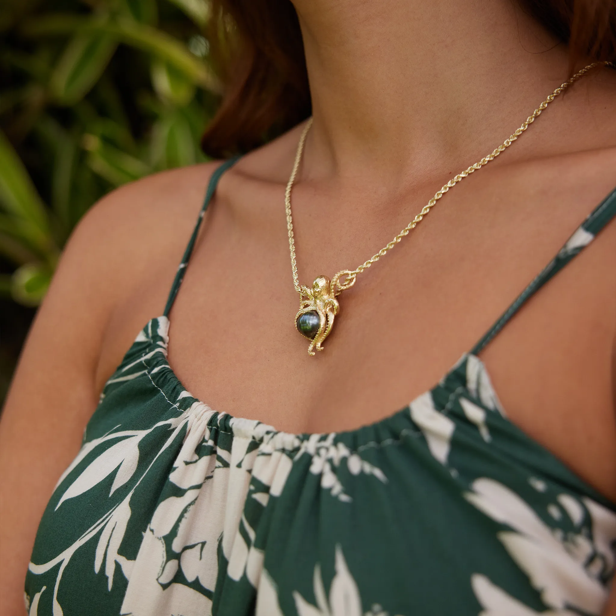 He?e (Octopus) Tahitian Black Pearl Pendant in Gold - 10-11mm