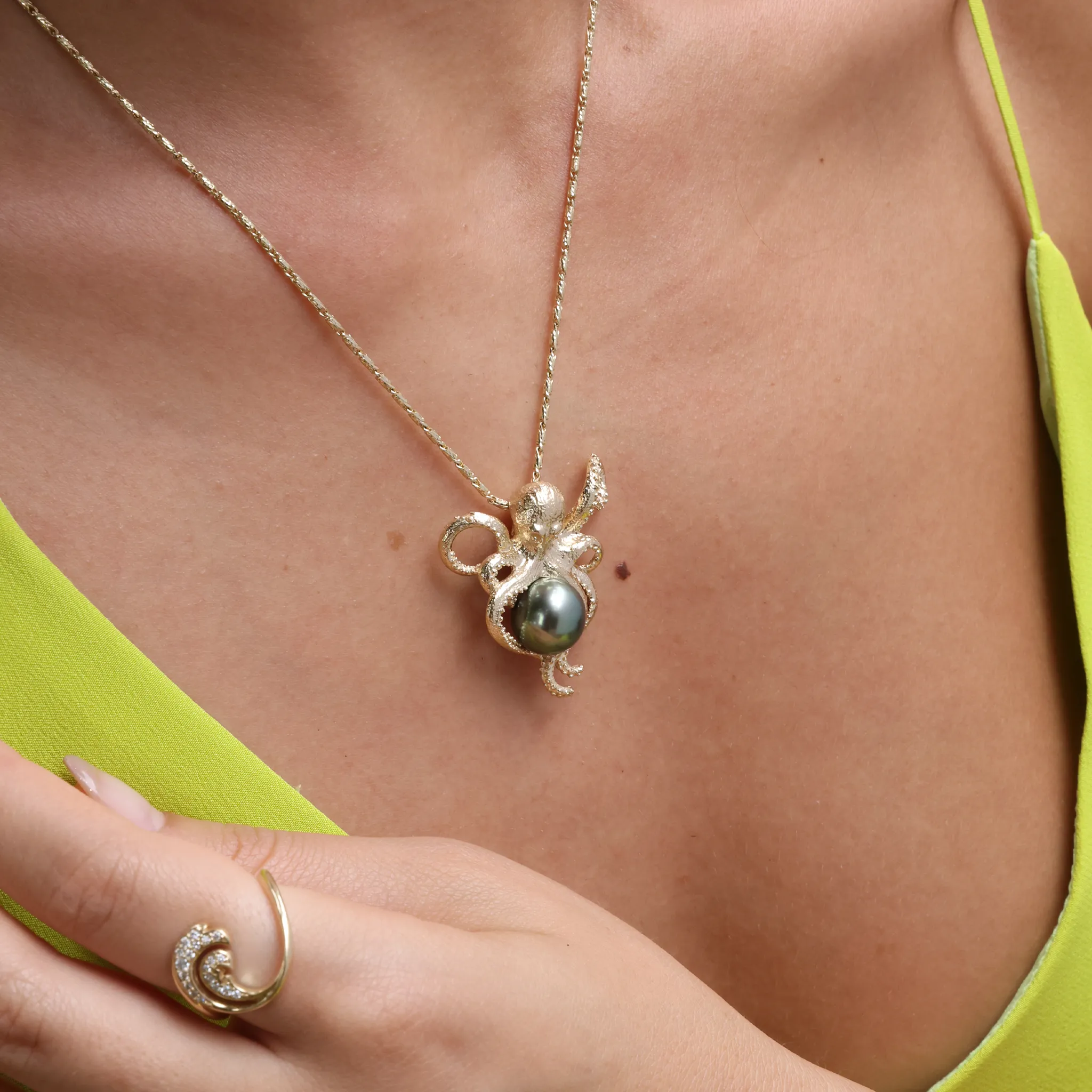 He?e (Octopus) Tahitian Black Pearl Pendant in Gold - 10-11mm