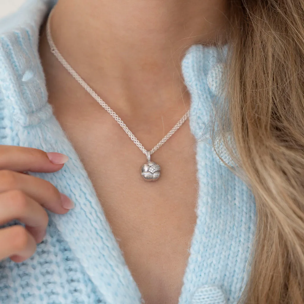Sav 18K Gold Pendant w. 27 Diamonds