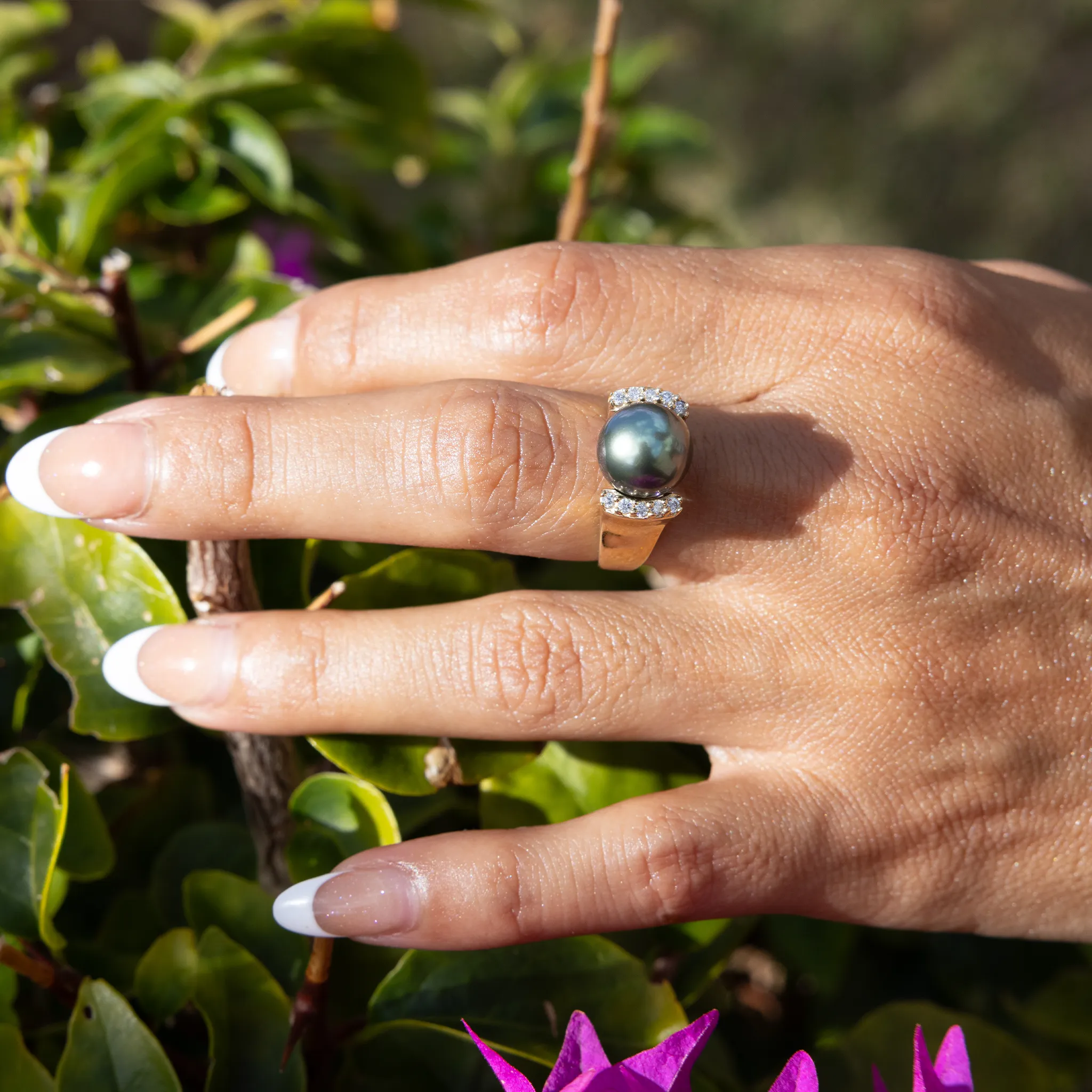Tahitian Black Pearl Ring in Gold with Diamonds - 9-10mm